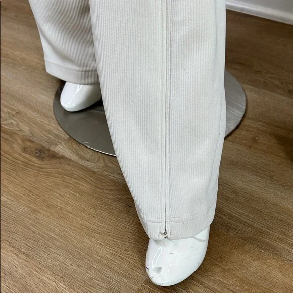Lululemon Athletica Women’s Cream Stretch Pants - Picture 4 of 11